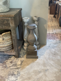 Grote vergrijsd  houten baluster kandelaar ornament landelijk stoer robuust