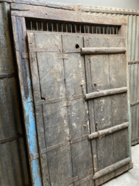 Prachtige oud vergrijsd houten dubbele deur deuren in kozijn. met origineel oud beslag 206 x 140 x 11 cm landelijk stoer paneel wanddecoratie gebruik