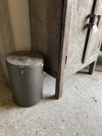 Gave oude metalen blik trommel trommeltje ton tonnetje met deksel industrieel landelijk vintage retro urban