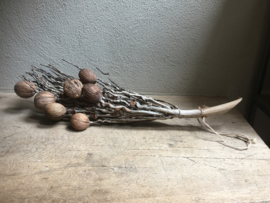 Naturel houten decoratietak tak bos takkenbos met bollen landelijk stoer sober