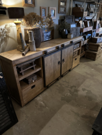 Stoer industrieel landelijk televisiemeubel televisiekast kast dressoir 240 x 49 x 97 cm schuifdeuren lades schuifdeurtjes Nico sidetable sideboard metaal hout vergrijsd