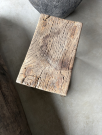 Grote grove vergrijsd houten kruk zadelkruk tafeltje bankje landelijk stoer J119