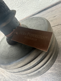 Vergrijsd grijs houten taartplateau met glazen stolp landelijk grey aura Peeperkorn