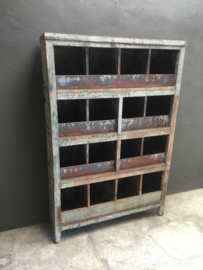 Hele gave oude houten metalen kast 109 x 30,5 x H162 cm grutterskast vakkenkast winkelkast sorteerkast postkast schoenenrek stoer landelijk industrieel vintage grijs bruin schoenenkast sorteer kast