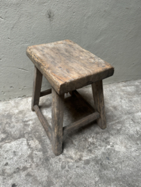 Oude vergrijsd doorleefd houten bijzettafel kruk elmwood nr 17 krukje tafel landelijk stoer