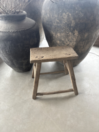 Grote grove vergrijsd houten kruk zadelkruk tafeltje bankje landelijk stoer J125