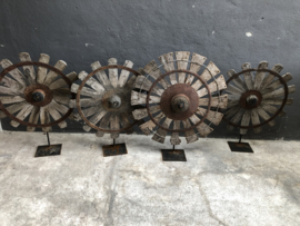 Groot oud vergrijsd houten ornament grijsbruin waaier op voet spinnewiel spinnenwiel wiel op statief standaard eye-catcher raamdecoratie landelijk stoer grijs