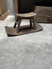 Stoere oude vergrijsd houten kruk krukje opstapje schommelstoel voetenbankje landelijk grijs hout landelijk