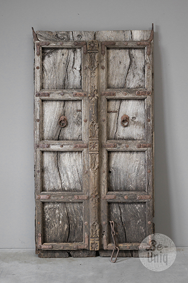 Vergrijsd doorleefd oude houten deur poort paneel wandpaneel wanddecoratie landelijk stoer vintage decoratie renovatie
