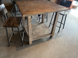 Stoere vergrijsd houten tafel eettafel keukentafel bijzettafel werkbank met onderplank 93,5 x 89,5 x H87,5 cm verkooptafel hoektafel bijzettafel landelijk stoer metalen studs