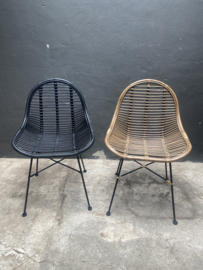 Zwarte Vintage rotan rieten stoel fauteuil landelijk industrieel metalen onderstel zwart stoer jaren '70 retro rieten lounge urban tuinstoel