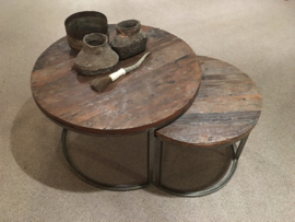 Set van 2 vergrijsd houten metalen tafels tafeltjes tafel tafeltje rond 70 cm ronde bijzettafel salontafel bijzettafeltje railway hout landelijk industrieel vintage hout metaal