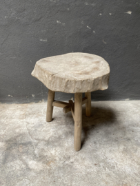 Oude vergrijsd houten stronk boomstam kruk tafel tafeltje krukje bijzettafel landelijk stoer