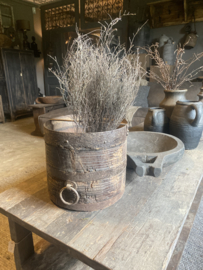 Oude stoere houten pot met metalen details ringen handvaten landelijk stoer industrieel vintage bak