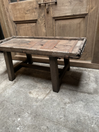 Gaaf oud houten tafel tafeltje bijzettafel Salontafel landelijk stoer Oosters