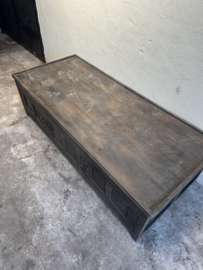 Stoere oude vergrijsd houten salontafel kast  dekenkist salontafel tafel bijzettafel tafeltje met oud metalen beslag industrieel sober landelijk  metaal industrieel vintage