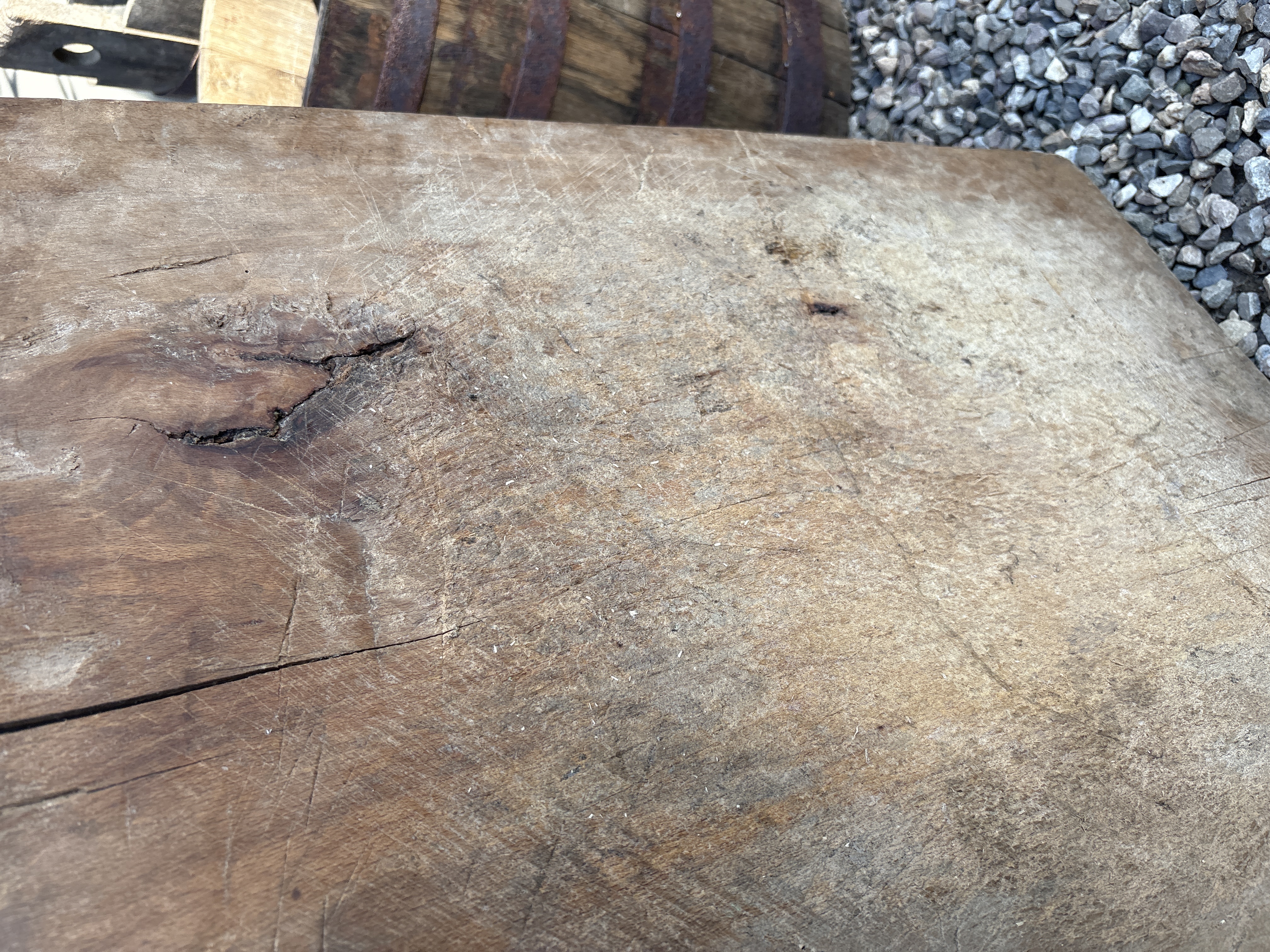 Hele gave stoere grote oude vergrijsd doorleefd houten snijplank hakblok