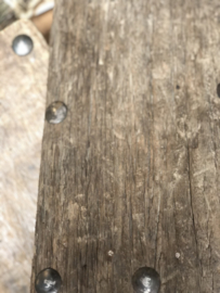 Bajot oud vergrijsd houten plankje tray studs dienblad stoer sober landelijk hout opstapje plank dienblad offerplankje