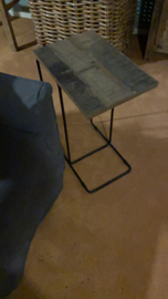 Stoere zwart metalen tafel met houten blad tafeltje  truckwood lifestyle banktafeltje plantentafeltje serveertafeltje dienblad voor bij de bank bijzettafeltje tafeltje zwart bruin rond landelijk industrieel landelijk