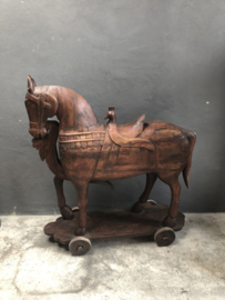 Mega Groot houten paard horse op wieltjes beeld eye-catcher stoer landelijk  vintage tuinbeeld ornament