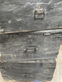 Oude zwart grijze  houten kist dekenkist leger army munitiekist salontafel bijzettafel landelijk stoer robuust industrieel