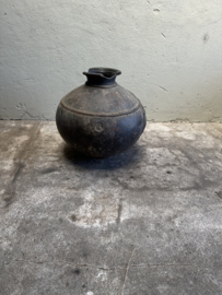 Prachtige vergrijsd antieke claypot Nepal kruik stenen vaas pot landelijk stoer sober vintage 48 x 45 cm