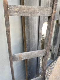 Oude vergrijsd houten old farm wood ladder trap decoratie rek