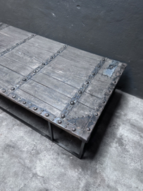 Mega grote stoere oude vergrijsd houten salontafel 181 x 92 cm gemaakt van oude deur poort metalen beslag en stalen onderstel ene catcher stoer landelijk industrieel