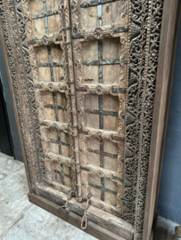 Imposante grote oude vergrijsde kast gemaakt van een oude poort landelijk stoer vintage sober echte eye-catcher!!