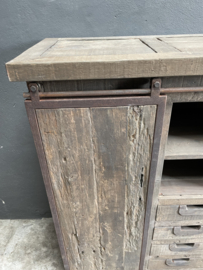 Stoere oud houten kast  met schuifdeur en 4 lades 121 x 87 x 46 cm keukenkast oud hout landelijk stoer industrieel