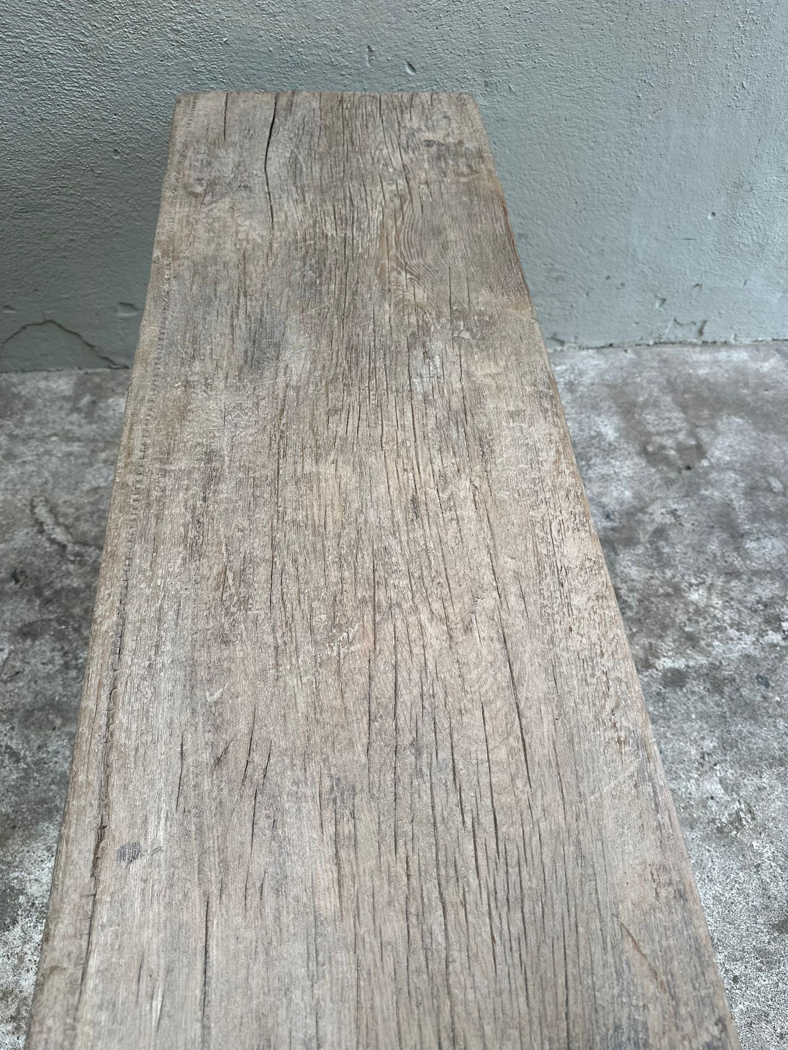 Prachtige organische oude vergrijsd houten bank bankje salontafel lounge tafel landelijk stoer sober 130 x 37 x H50 cm