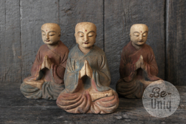 Prachtige oude houten buddha Boedha Boeddha budha beeldje rood monnik monniken beeld beeldje oud landelijk