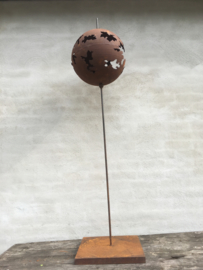 Metalen bol op standaard pin voet roest roestbruin roestige staal stalen voederhuisje “ wereldbol” decoratie 150 x 40 cm tuinornament
