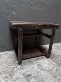 Oud doorleefd houten tafel tafeltje bijzettafel sidetable salontafel wandtafel landelijk stoer zwart geleefd