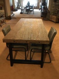 Stoere landelijke industriële tafel eettafel 300 x 95 cm bassano grof vergrijsd houten blad metalen onderstel poten industrieel stoer