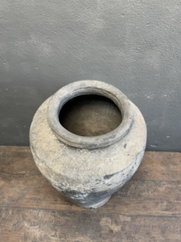 grote oude stenen kruik pot vaas decoratie antiek olijfpot olijfkruik graankruik landelijk eye catcher
