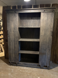 Grote donkere stoere vergrijsd houten kast landelijk schuifdeuren deuren lades schappen vakken industrieel keukenkast linnenkast