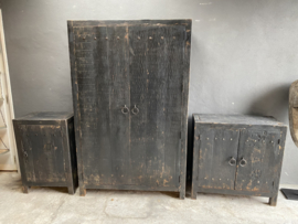 Oud stoer houten kast kastje kast dressoir landelijk grijs zwart oud beslag ringen industrieel wastafelmeubel