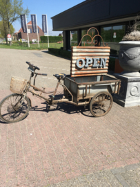 Orginele oude metalen transportfiets eye catcher bakfiets ( riksja ) bakkerskar bakkersfiets plantenbak  goederenfiets winkel reclame decoratie uniek item industrieel vintage grijs bruin zwart metaal plantenbak winkel