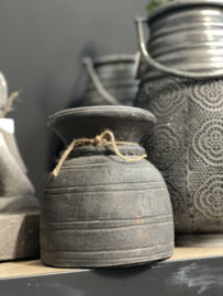 Stoere stenen pot potje vaasje landelijk klein stoer robuust grijs zwart Nepalees potje