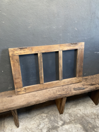 Oud sloophouten krijtbord in origineel oud kozijn  vergrijsd hout venster oud wandbord schoolbord vintage landelijk industrieel schrijfbord stoer