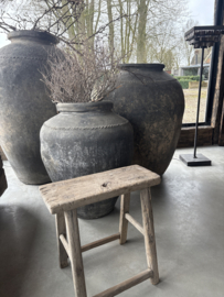 Grote grove vergrijsd houten kruk zadelkruk tafeltje bankje landelijk stoer J124