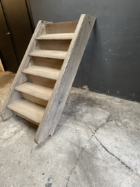 Oude vergrijsd houten dichte trap voor opkamer kelder of verdieping voor renovatie bij oud pand bijvoorbeeld boekenrek vide vliering kelder schap rek landelijk stoer
