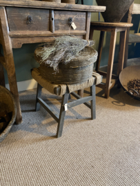 Stoer landelijk grijs antraciet  vergrijsd houten kruk krukje met jute touw zitting landelijk vintage stoer sober 40 x 40 x H42 cm