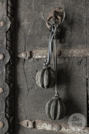 Stoere oude vergrijsd houten klos klossen klosje kerstbal kersthanger  klosjes decoratie aan leren koord landelijk