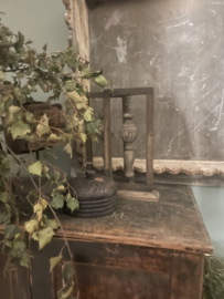 Vergrijsd houten klosje klos ornament  in houder decoratie verweerd rustiek landelijk stoer