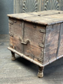 Stoere oude vergrijsd houten kist met metalen details beslag klepkist kistje landelijk stoer industrieel