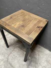 Stoer vintage metalen tafel tafeltje buro bureau met houten blad landelijk industrieel