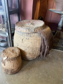Hele grote XL vergrijsde Leemmand met deksel H68 x D62 cm  bloempot  ompot landelijk stoer klei leem vergrijsd riet rieten rotan mand