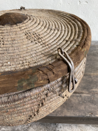 Prachtige 🤩 grote orginele oude vergrijsde rieten mand doorsnede 65 cm dessert basket met deksel landelijk stoer sober vintage uniek desert